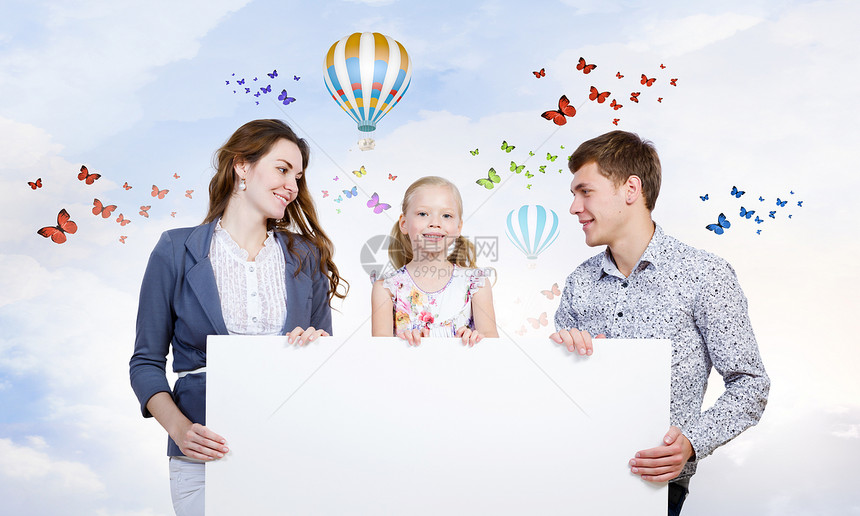 轻的家庭幸福的家三口着白色的空白横幅文字的位置图片