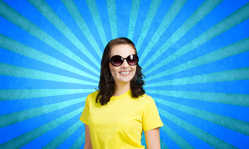 积极的青少轻的少女戴着太阳镜黄色衬衫图片