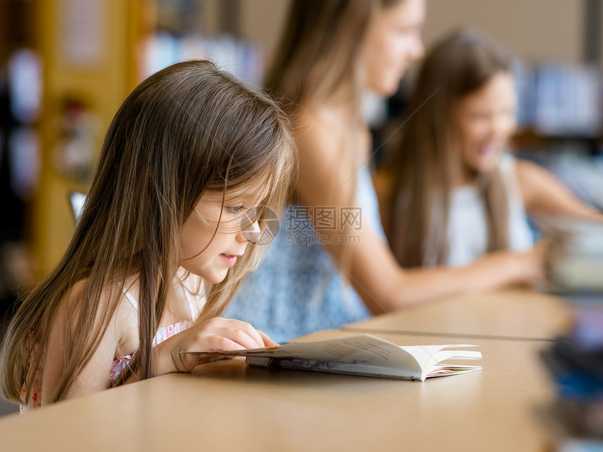 小女孩图书馆看书喜欢读书图片