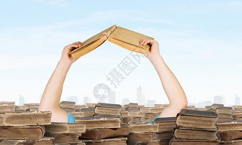 找你的书手着书,堆旧书中伸出手来背景图片