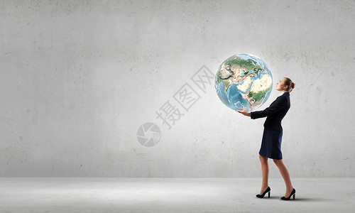 轻的女人手里着地球行星这幅图像的元素由美国宇航局提供的照顾好们的星球图片
