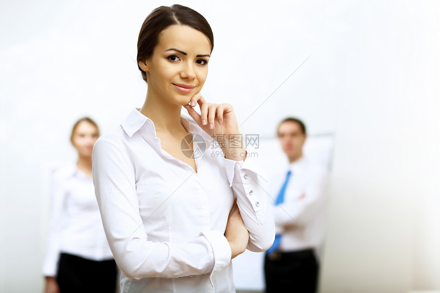 办公室环境中商业女的肖像图片