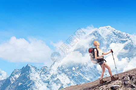 环球旅行者轻的女人登山者站山顶上的漂亮山顶上背景