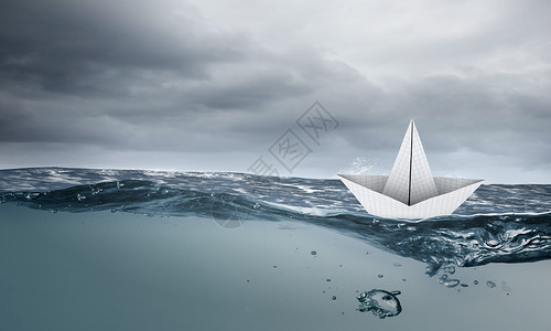 纸船纸船漂浮波涛汹涌的海上图片