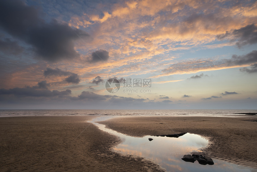 惊人的日落景观德纳文湾威尔士图片