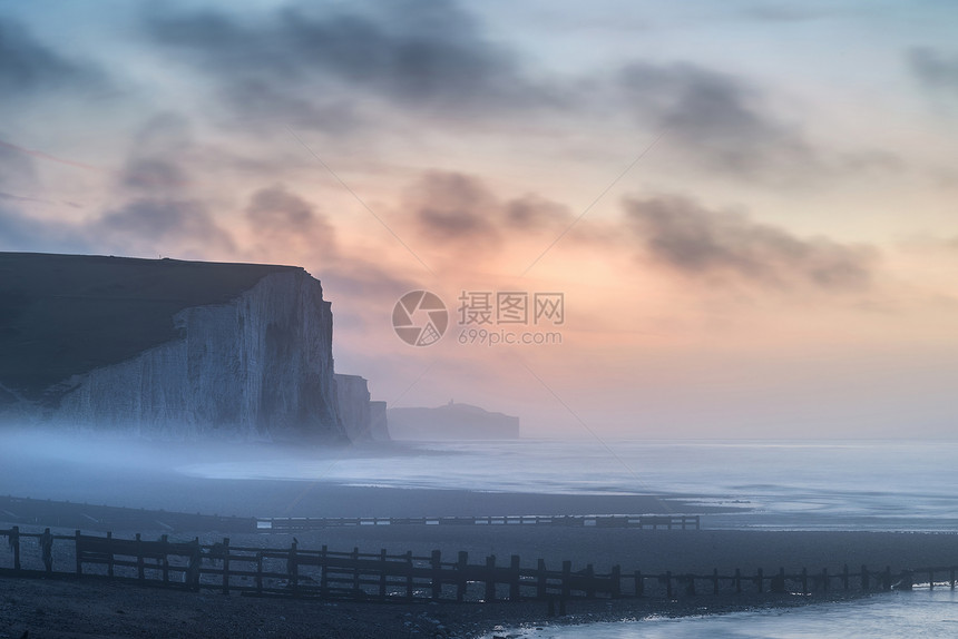 令人惊叹的雾蒙蒙的冬季日出,七姐妹悬崖景观英国图片