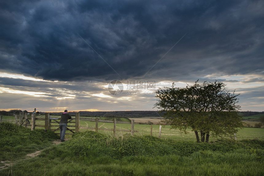 日落时田野上令人惊叹的英国乡村景观图片