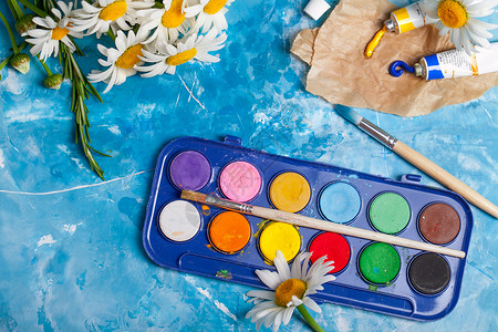 油漆盒夏季花卡与洋甘菊花蓝色复古油漆木制背景背景