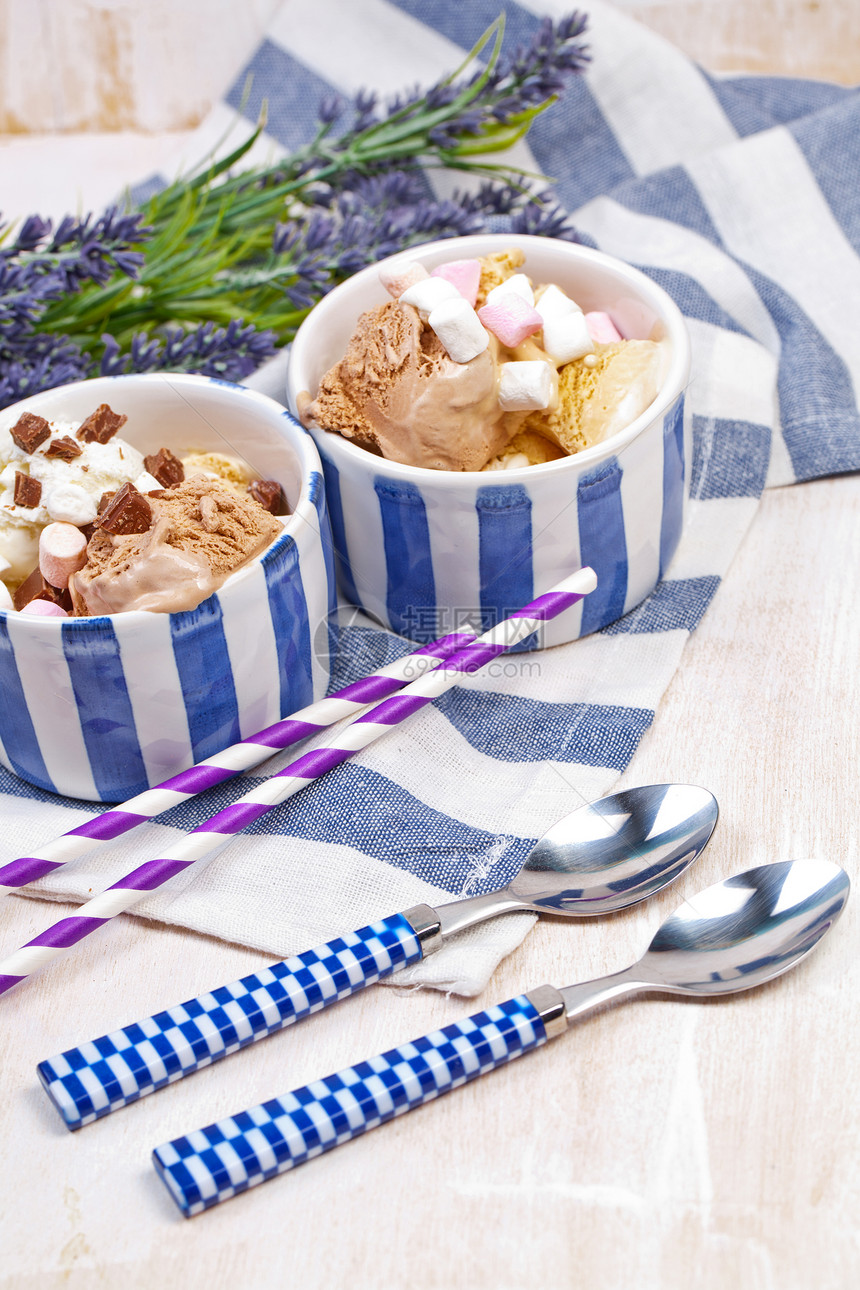 自制香草巧克力冰淇淋与棉花糖,陶瓷碗白色木制背景图片