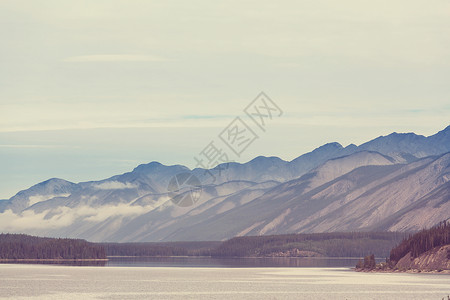 加大的宁静湖图片