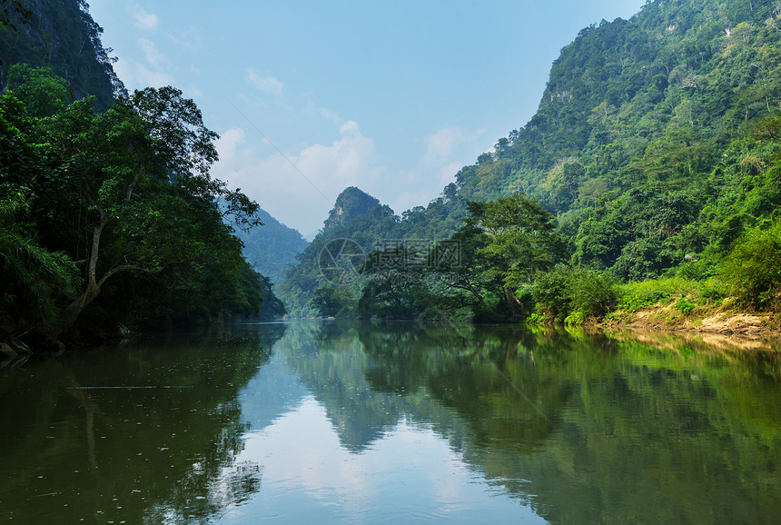 越南的宁静宝贝湖图片