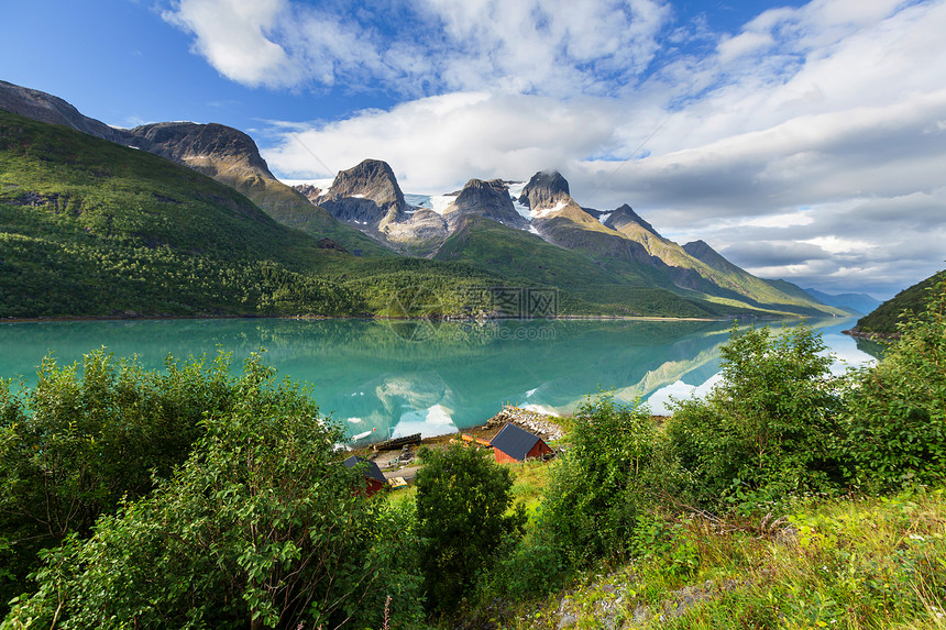 挪威陡峭悬崖的景观图片