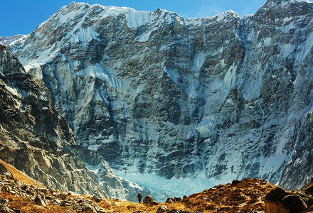 喜马拉雅山的徒步旅行者尼泊尔高清图片