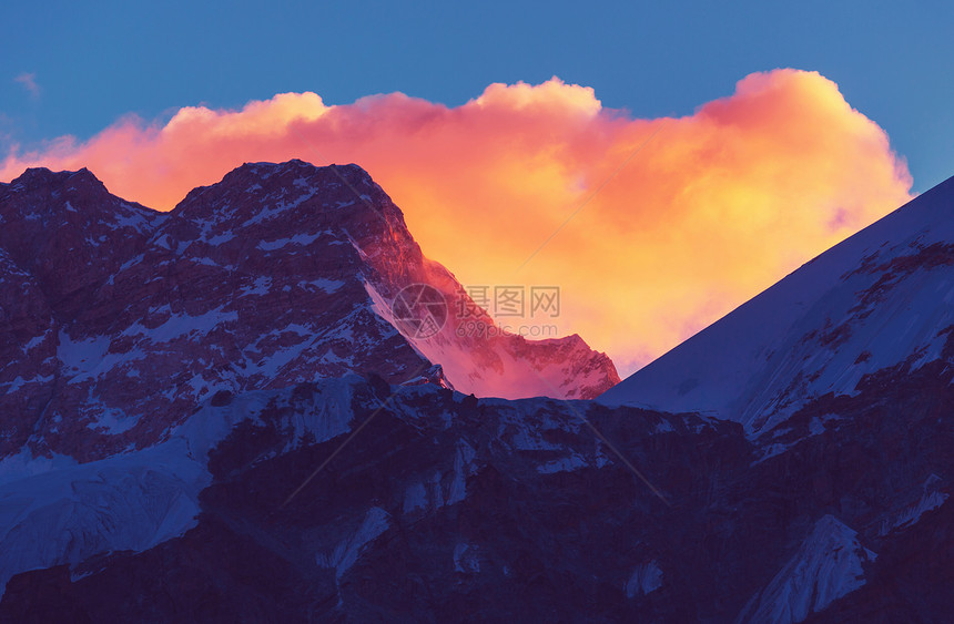 日落时分,尼泊尔喜马拉雅山,坎钦琼加峰的风景图片