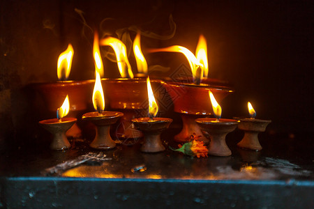 寺庙里的蜡烛高清图片