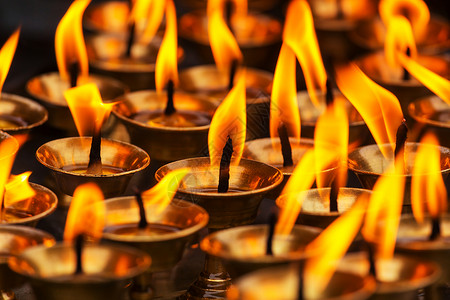 寺庙里的蜡烛高清图片