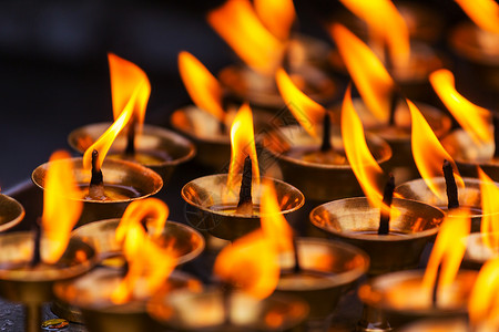 佛教火焰素材寺庙里的蜡烛背景