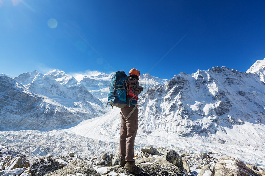 喜马拉雅山的登山者图片