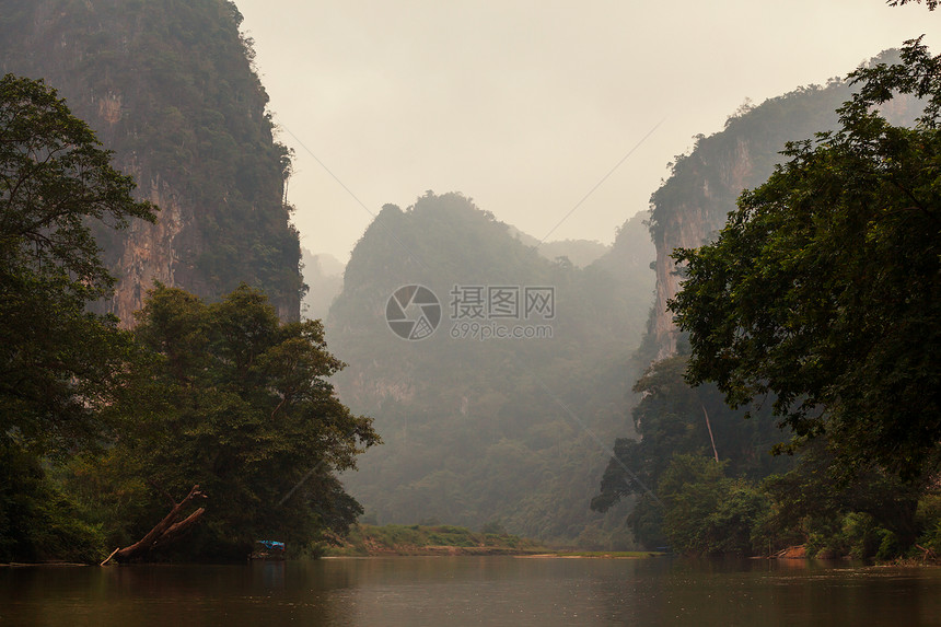 越南哈龙湾的岩石图片