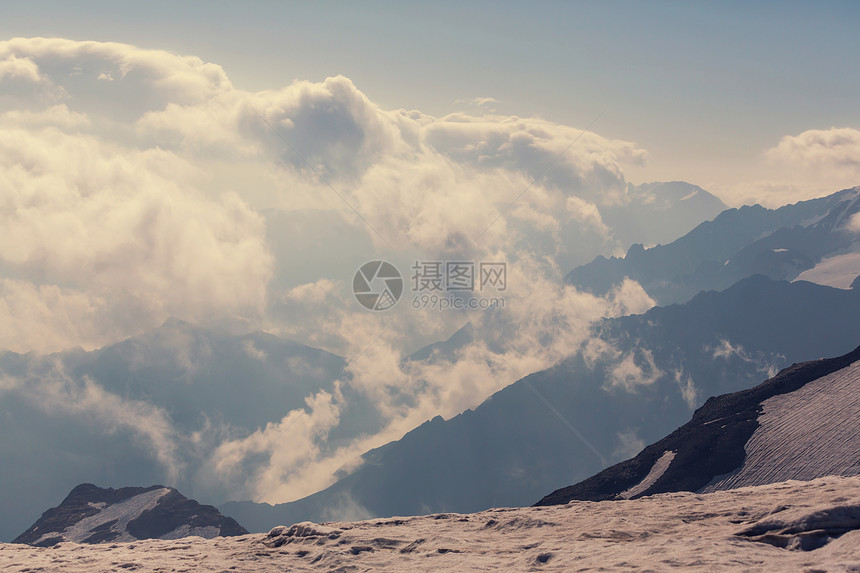 高加索山脉夏天图片