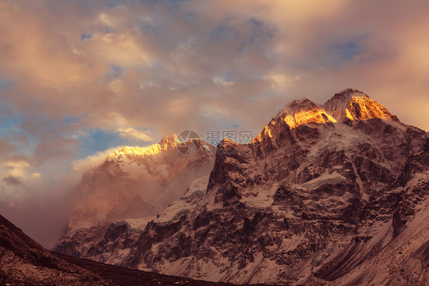 风景优美的詹努峰,坎肯琼加地区,喜马拉雅山,尼泊尔图片