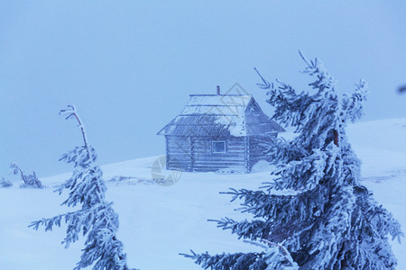 冬天山里的木制小屋图片
