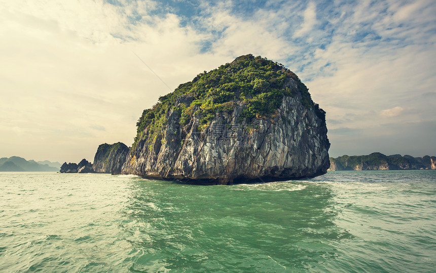 越南哈龙湾的岩石图片