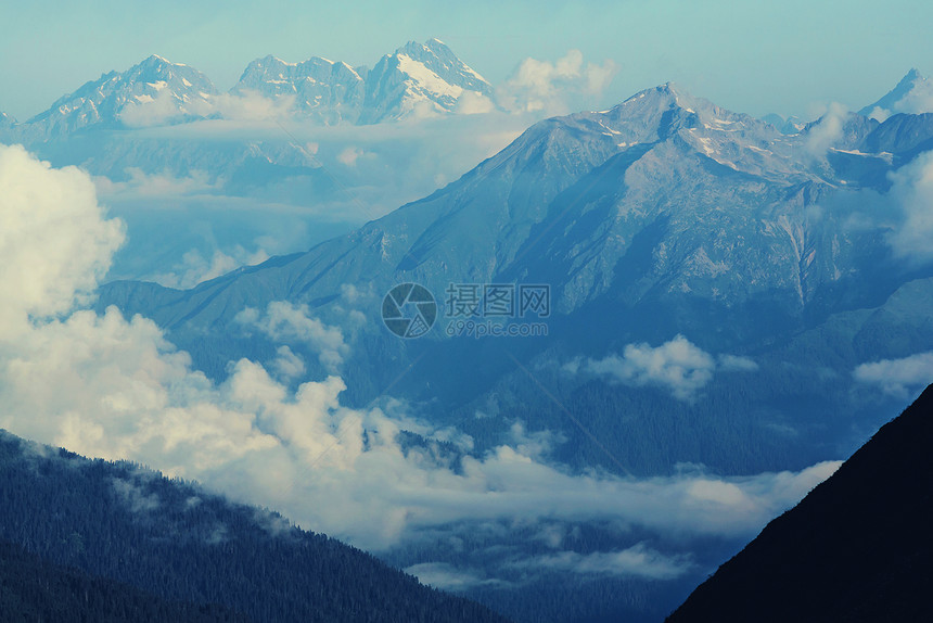 高加索山脉夏天图片