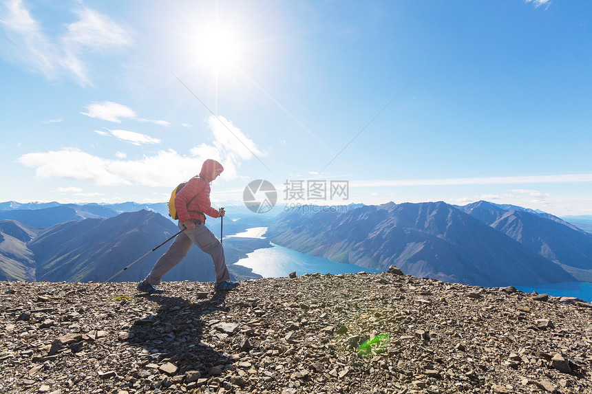 山上徒步旅行的人图片