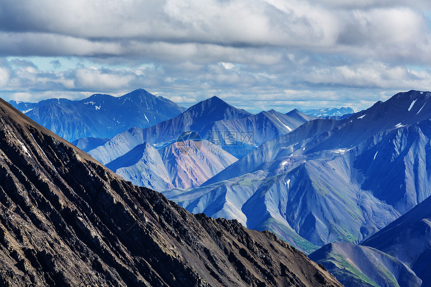阿拉斯加的山脉夏天图片