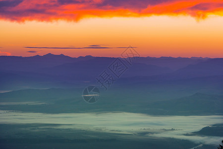 山上的树风景优美的日落山上背景