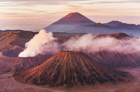 喷发的火山印度尼西亚爪哇的溴火山背景