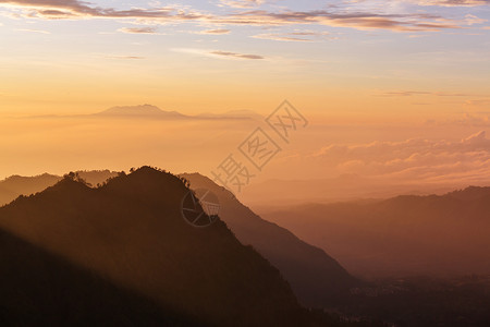 印度尼西亚爪哇岛山区美丽的日出时,阳光的美妙光芒背景