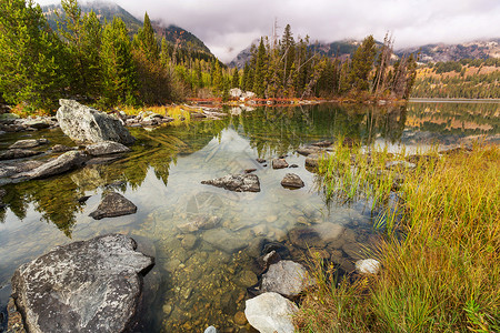 五颜六色的秋景冰川公园,蒙大,美国图片