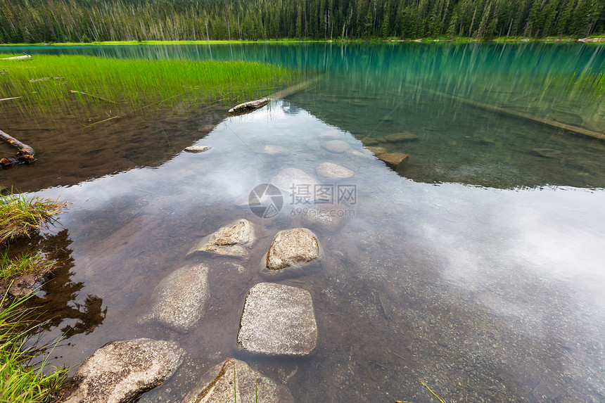 加大乔弗尔湖美丽的绿松石水域图片