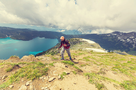 徒步旅行湖加大山区徒步旅行的人徒步旅行北美最受欢迎的娱乐活动活动很多风景如画的小径背景