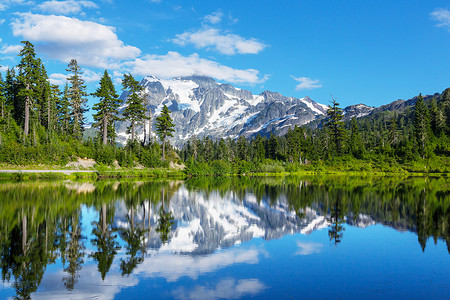 风景图片湖与山树山倒影华盛顿,美国背景图片