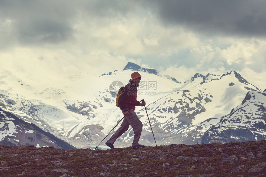 加大山区徒步旅行的人徒步旅行北美最受欢迎的娱乐活动活动很多风景如画的小径图片