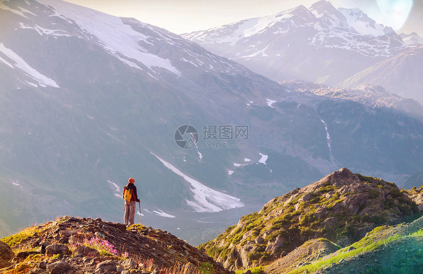 加大山区徒步旅行的人徒步旅行北美最受欢迎的娱乐活动活动很多风景如画的小径图片