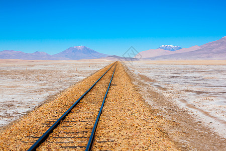 利维亚萨拉德尤尼盐坪的旧铁路背景图片