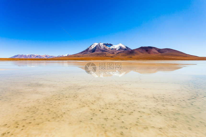 利维亚高原上的美丽湖火山图片