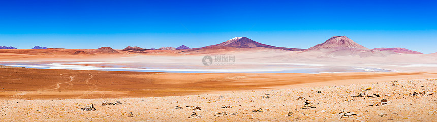 利维亚高原上的美丽湖火山图片