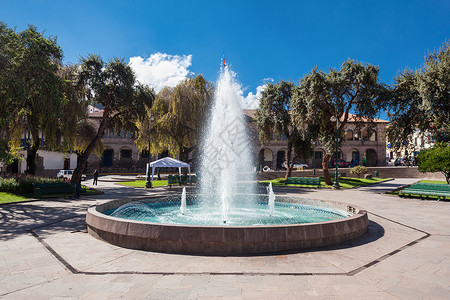 秘鲁库斯科旧金山广场上美丽的喷泉高清图片