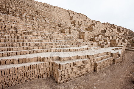 华日华卡普克拉纳,也华卡朱莉安娜个伟大的土坯粘土金字塔位于秘鲁利马的米拉区背景