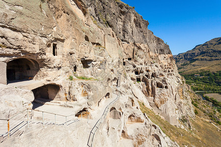 东西维利尔瓦尔扎埃鲁舍蒂山山坡上挖掘出来的个洞穴修道院遗址背景