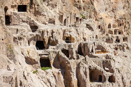 鲁斯塔维利主要的瓦尔扎埃鲁舍蒂山山坡上挖掘出来的个洞穴修道院遗址背景