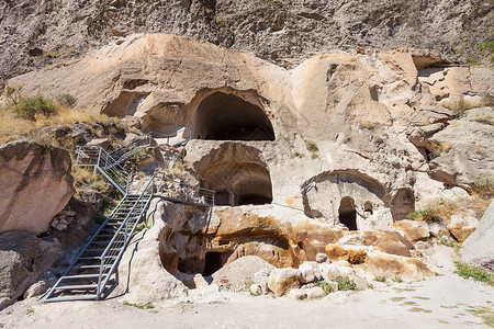 鲁斯塔维利斜坡瓦尔扎埃鲁舍蒂山山坡上挖掘出来的个洞穴修道院遗址背景