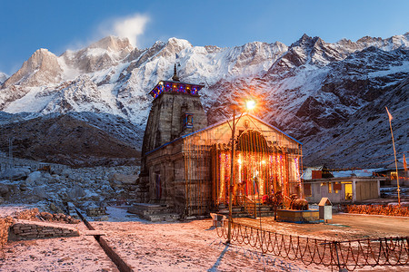 雪印喀达纳特寺日出前,它座印度教寺庙,献给印度湿婆背景