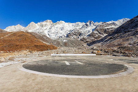 乔朗什山谷徒步旅行高清图片