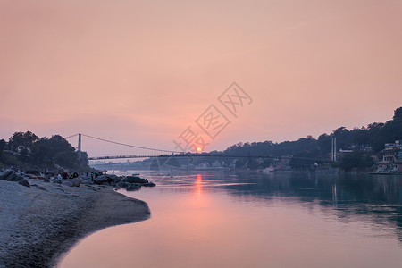 十字岭日出拉姆朱拉日落时,它座铁悬索桥,位于印度北方邦的里希克什背景